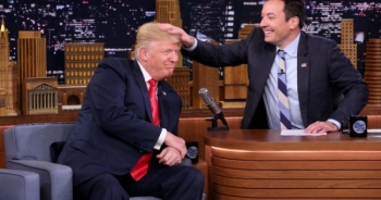 Tỷ phú Trump bị vò tóc ngay trên sóng truyền hình Mỹ