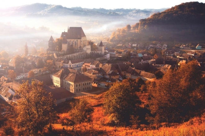 Biertan, Transylvania, Romani nổi tiếng với những t&ograve;a nh&agrave; đẹp như l&acirc;u đ&agrave;i trong cổ t&iacute;ch.