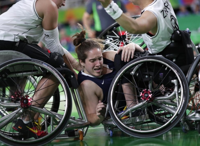 VĐV Rebecca Murray của Mỹ bị ng&atilde; xuống xe lăn khi c&ocirc; tham gia trận thi đấu b&oacute;ng rổ. (Ảnh: Reuters)