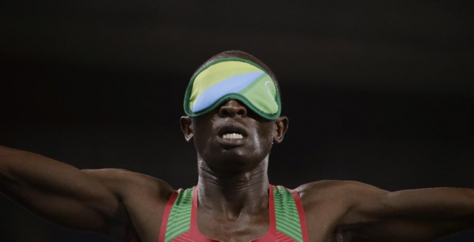 VĐV Samwel Mushi Kimani của Kenya gi&agrave;nh HCV tr&ecirc;n chặng đua 1500m. (Ảnh: Reuters)