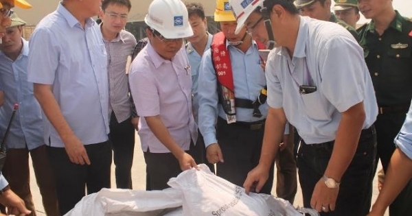 Lấy mẫu phân tích 168 tấn bùn Bô xít mà Formosa nhập vào Hà Tĩnh
