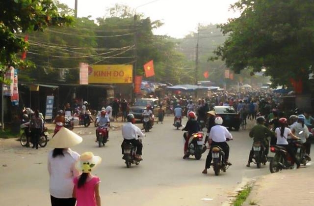 Một g&oacute;c đường v&agrave;o chợ Sơn - Hương Kh&ecirc; s&aacute;ng nay, d&ograve;ng người vẫn tụ tập xuanh quanh khu chợ.