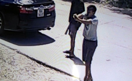 Hai thanh niên đi xe máy dùng súng K59 bắn vào ô tô để dằn mặt