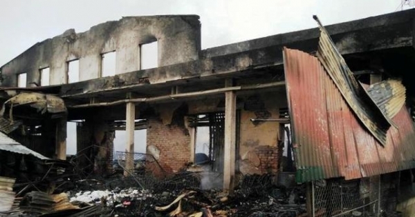 Cháy chợ huyện Hương Khê: 130 ki ốt tan hoang không còn lại gì