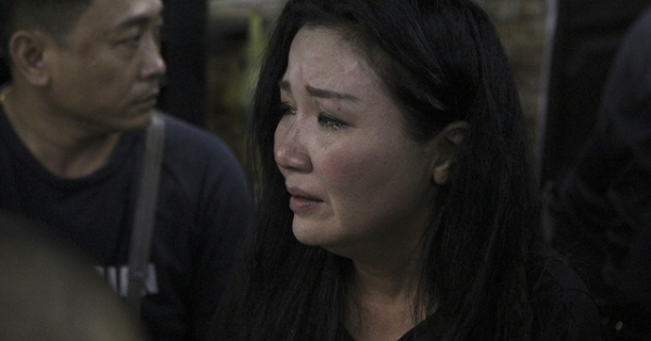 Nghệ sĩ Việt khóc nghẹn khi đến viếng ca sĩ Minh Thuận lúc tối muộn
