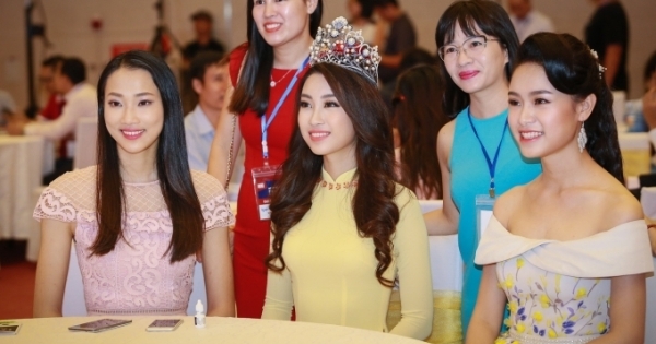 Hoa hậu Mỹ Linh tỏa sáng trong tà áo dài vàng