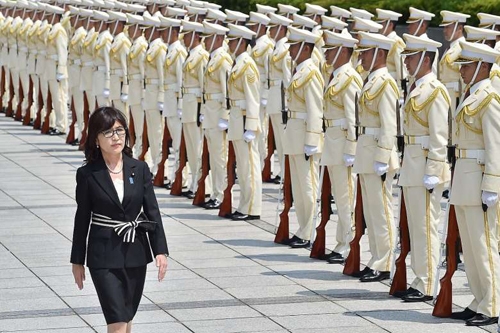 Bộ trưởng Quốc ph&ograve;ng Nhật Bản gửi lời nhắn ki&ecirc;n quyết đến Trung Quốc. (Ảnh:&nbsp;AFP)