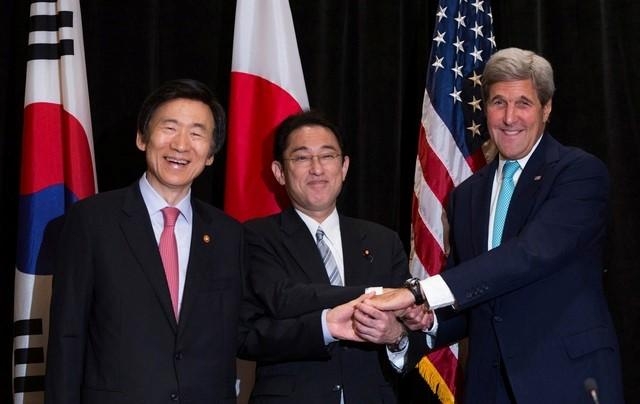 Cuộc hội đ&agrave;m c&oacute; sự tham gia của&nbsp;Ngoại trưởng Mỹ John Kerry, Ngoại trưởng Nhật Bản Fumio Kishida v&agrave; người đồng cấp H&agrave;n Quốc Yun Byung-se. (Ảnh:&nbsp;Reuters)