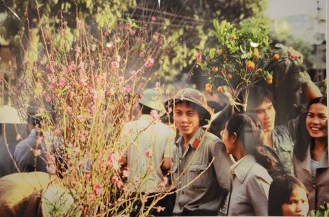 Chợ hoa tết gần chợ Đồng Xu&acirc;n năm 1982.