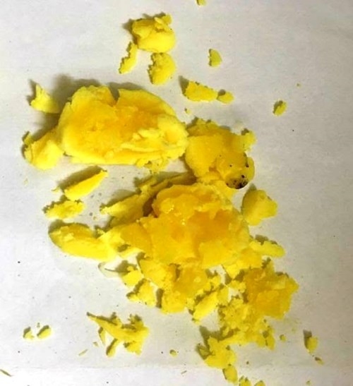 Trứng g&agrave; tại nh&agrave; lại b&igrave;nh thường tan vỡ.