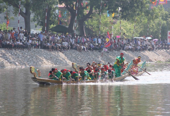 Đua thuyền trong hội đền Đồng Bằng.
