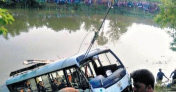 Xe bus mất lái lao xuống hồ, ít nhất 35 người thiệt mạng