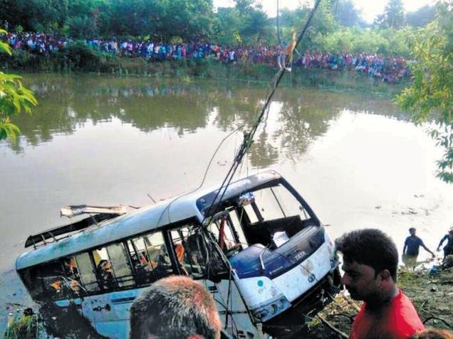Chiếc xe bus bị nạn được k&eacute;o l&ecirc;n khỏi hồ. (Ảnh: The Hindu)