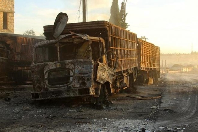 Xe cứu trợ bị hư hại nặng nề sau vụ tấn c&ocirc;ng. (Ảnh: Reuters)