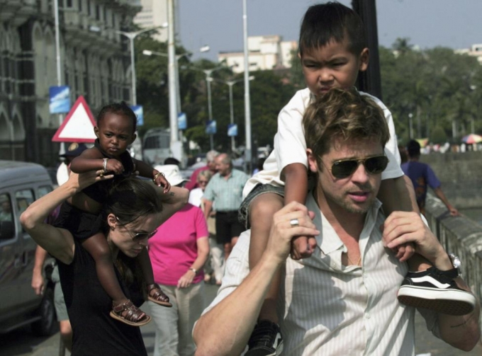 Brad Pitt v&agrave; Angelina Jolie đưa c&aacute;c con đi du lịch ở Mumbai năm 2006. (Ảnh: Reuters)