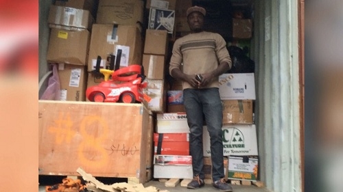 Manu v&agrave; h&agrave;ng viện trợ từ Canada gửi về Ghana. (Ảnh:&nbsp;Toronto Stars)