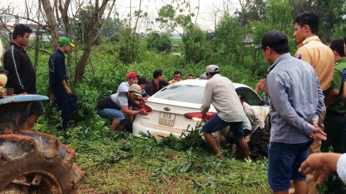 Chiếc &ocirc; t&ocirc; bỏ chạy rồi lao xuống k&ecirc;nh.