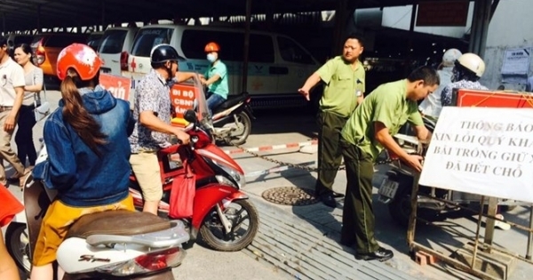 Người dân mệt mỏi, bức xúc vì không gửi được xe tại bệnh viện Bạch Mai