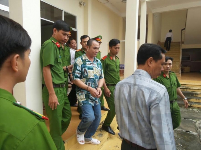Nguyễn Thanh Khương được lực lượng c&ocirc;ng an đưa về trại giam.