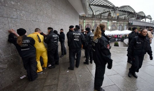 Cảnh s&aacute;t bắt giữ nhiều người trong lễ kỷ niệm Weiberfastnacht ng&agrave;y 4/2 tại Cologne, Đức. (Nguồn: Getty Images)