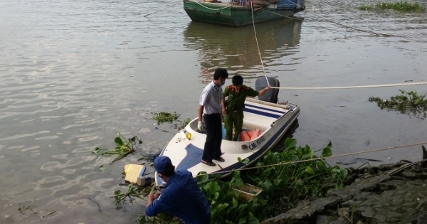 TP HCM: Thi thể người đàn ông mang ba lô đầy đá nổi trên sông