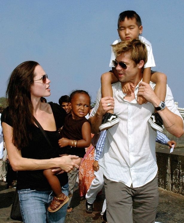 Th&aacute;ng 10/2005, Brad Pitt nhận hai con nu&ocirc;i của Angelina Jolie l&agrave;m con của m&igrave;nh. Maddox v&agrave; Zahara ch&iacute;nh thức đổi từ họ Jolie sang Jolie-Pitt.