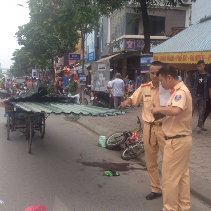 Nhận được tin b&aacute;o, chỉ &iacute;t ph&uacute;t sau lực lương chức năng đ&atilde; c&oacute; mặt tại hiện trường để điều tra nguy&ecirc;n nh&acirc;n l&agrave;m r&otilde; sự việc.