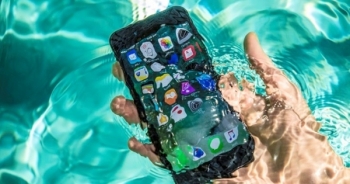 Ngâm iPhone 7 trong nước sôi và Coca lạnh để thử độ bền