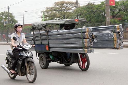 Khi gặp những xe chở h&agrave;ng h&oacute;a cồng kềnh như thế n&agrave;y người d&acirc;n chỉ biết ch&aacute;nh xa để kh&ocirc;ng gặp họa.