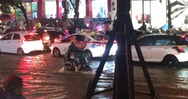 Hà Nội: Nhiều tuyến phố “thành sông” sau mưa lớn
