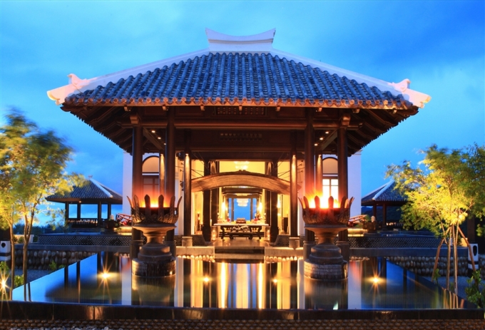 Để đạt giải thưởng n&agrave;y, InterContinental Danang Sun Peninsula Resort đ&atilde; vượt qua h&agrave;ng loạt khu nghỉ dưỡng sang trọng tại c&aacute;c thi&ecirc;n đường du lịch trong khu vực Ch&acirc;u &Aacute; Th&aacute;i B&igrave;nh Dương như Alila Seminyak Bali (Indonesia); Four Seasons Samui (tại đảo Koh Samui Th&aacute;i Lan)&hellip; Giải thưởng đươc b&igrave;nh chọn kh&aacute;ch quan từ c&aacute;c chuy&ecirc;n gia đầu ng&agrave;nh, c&aacute;c đại l&yacute; du lịch, c&aacute;c kh&aacute;ch h&agrave;ng. Dữ liệu b&igrave;nh chọn được tổng hợp, ph&acirc;n t&iacute;ch kh&aacute;ch quan v&agrave; c&ocirc;ng bố bởi một c&ocirc;ng ty h&agrave;ng đầu chuy&ecirc;n nghi&ecirc;n cứu thị trường.