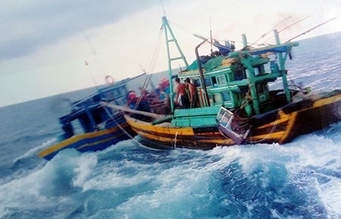 Đà Nẵng: Một ngư dân rơi xuống biển mất tích