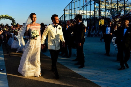 Tiệc cưới của của họ được tổ chức tr&ecirc;n đảo Mykonos, Hy Lạp ng&agrave;y 10.7, ti&ecirc;u tốn tới 4 triệu USD.