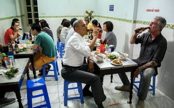 &Ocirc;ng Obama uống&nbsp;bia v&agrave; ăn b&uacute;n chả với &ocirc;ng Bourdain khi ở&nbsp;H&agrave; Nội. (Nguồn: Daily Beast)