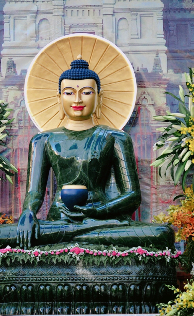 Cận cảnh T&ocirc;n tượng Phật ngọc Th&iacute;ch Ca M&acirc;u Ni nặng hơn 6 tấn.
