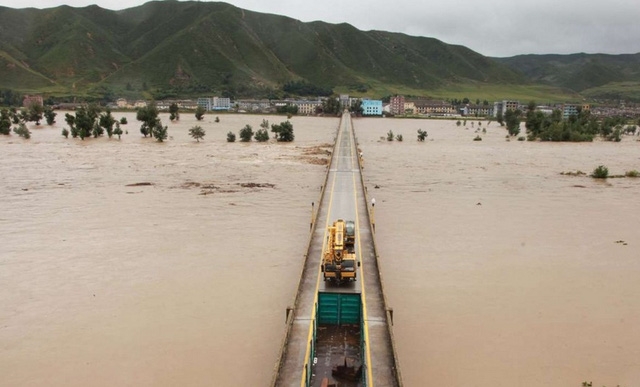 Trận lũ lụt lịch sử ở Triều Ti&ecirc;n được cho l&agrave; khiến h&agrave;ng trăm người thiệt mạng hoặc mất t&iacute;ch, v&agrave; khiến h&agrave;ng chục ngh&igrave;n ng&ocirc;i nh&agrave; bị hư hại. (Ảnh: AFP)