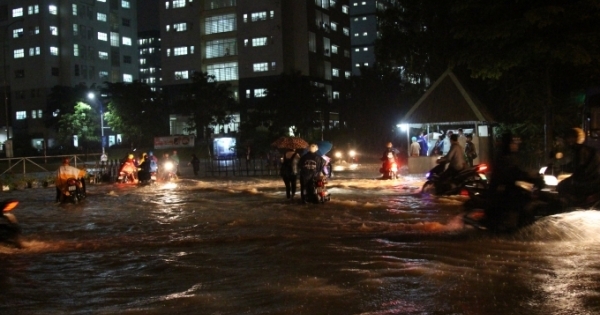 Sinh viên lao đao vì đường về KTX ngập sâu trong biển nước