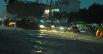 (Clip) Đường phố Sài Gòn như có lũ về sau mưa lớn