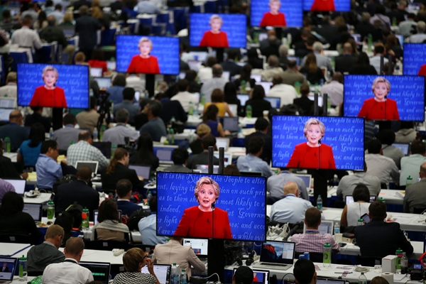 H&igrave;nh ảnh b&agrave;&nbsp;Hillary Clinton ở ph&ograve;ng truyền th&ocirc;ng tại đại học&nbsp;Hofstra. (Ảnh:&nbsp;Reuters)