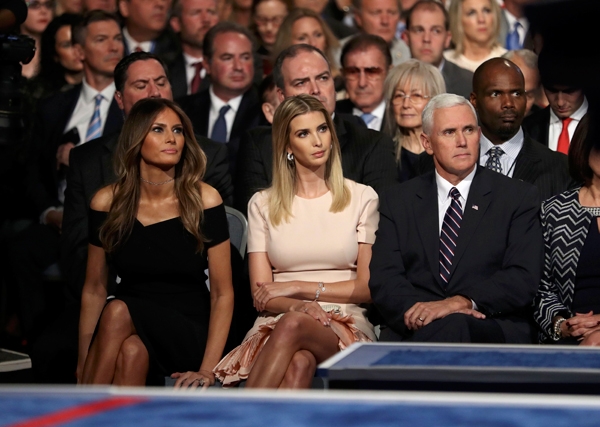 Gia đ&igrave;nh Trump theo d&otilde;i cuộc tranh luận ở h&agrave;ng ghế đầu. (Ảnh:&nbsp;Reuters)