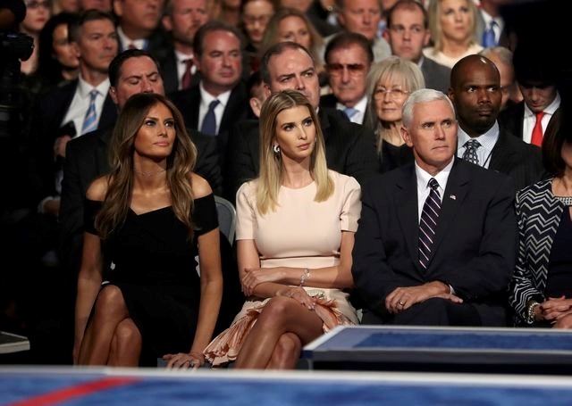 Melania v&agrave; Ivanka Trump, vợ v&agrave; con g&aacute;i tỷ ph&uacute; Donald Trump, ngồi cạnh ứng vi&ecirc;n ph&oacute; tổng thống của đảng Cộng h&ograve;a Pence theo d&otilde;i buổi tranh luận quan trọng.