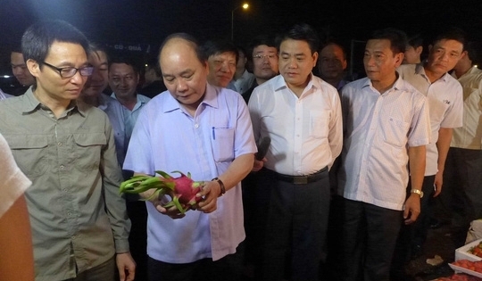 Thủ tướng bất ngờ thị sát chợ Long Biên, ruộng rau sạch Hà Nội