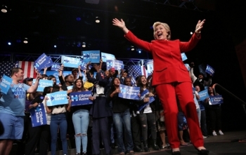 Bà Clinton tỏa sáng, làm nức lòng khán giả đêm tranh luận