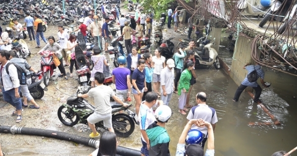 TP HCM: Hàng trăm người bỏ việc đi "mò" xe ngập trong hầm nước