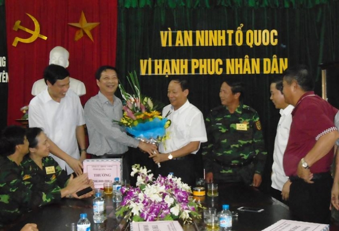 L&atilde;nh đạo UBND tỉnh Quảng Ninh trao thưởng n&oacute;ng cho ban chuy&ecirc;n &aacute;n.
