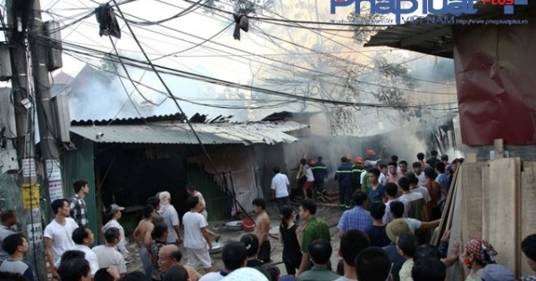 Vĩnh Phúc: "Bà hỏa" thiêu rụi xưởng gỗ tại thị trấn Yên Lạc
