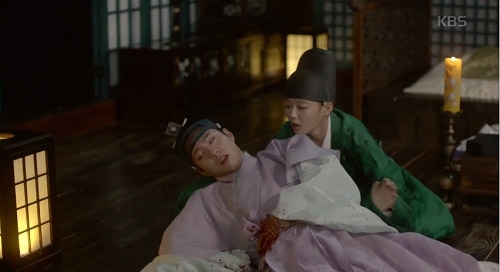 Mây họa ánh trăng tập 12: Bo Gum bị chém trọng thương vì cứu Yoo Jung