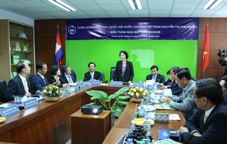 Đo&agrave;n đại biểu Quốc hội Việt nam thăm nh&agrave; m&aacute;y sữa Angkor của Vinamilk tại Campuchia