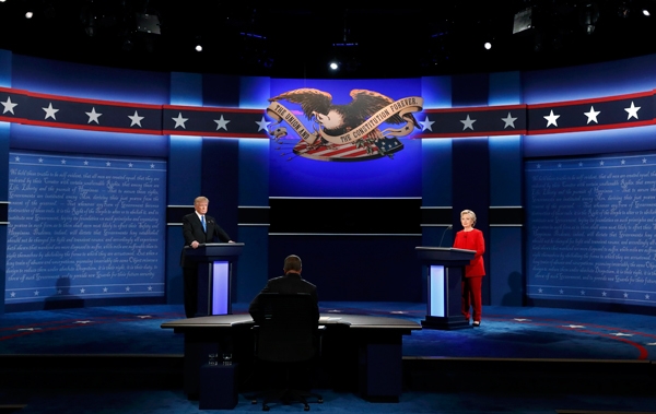 Cuộc tranh luận trực tiếp tr&ecirc;n truyền h&igrave;nh giữa hai ứng vi&ecirc;n tổng thống Mỹ. (Ảnh: Reuters)