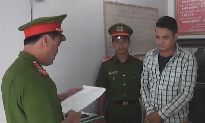 Cơ quan c&ocirc;ng an đọc lệnh bắt Phan Văn Sang.